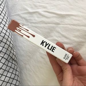 FREE Brand new Kylie lip gloss (like) 🌹